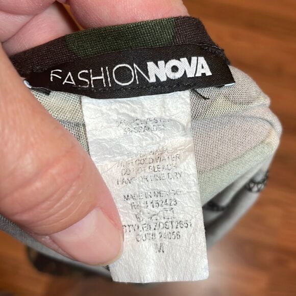 Fashion Nova Camo Knotted Shirt, Top oversized, medium - Picture 5 of 7